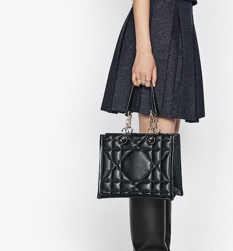 黒の牛革DIOR ESSENTIALトランペットバッグ建築缶形模様